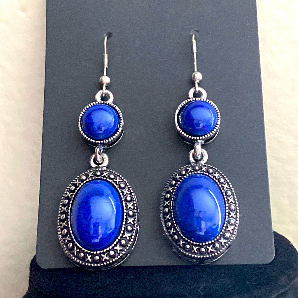 NWOT “Blue 💙 Faux Stones Silvertone Dangle Earrings”